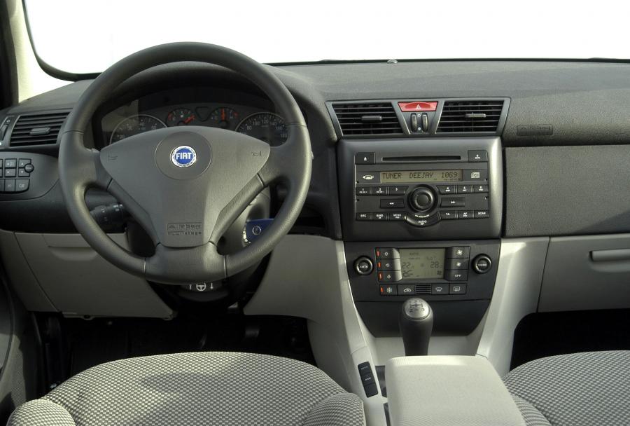 Торпедо Fiat Stilo 5-Door (192) 2004 года  (фото 21 из 42)